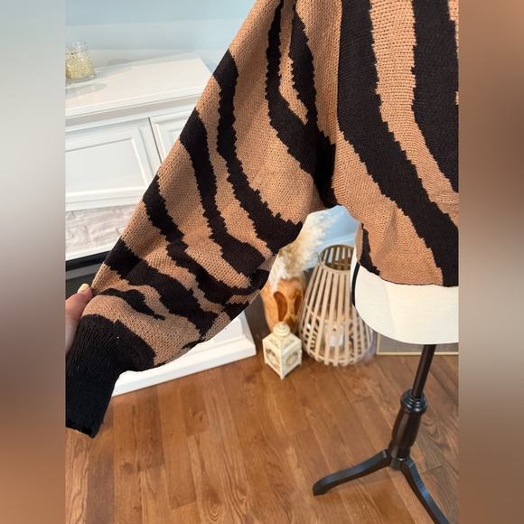 Elegant Black and Brown Sweater - Picture 2 of 5